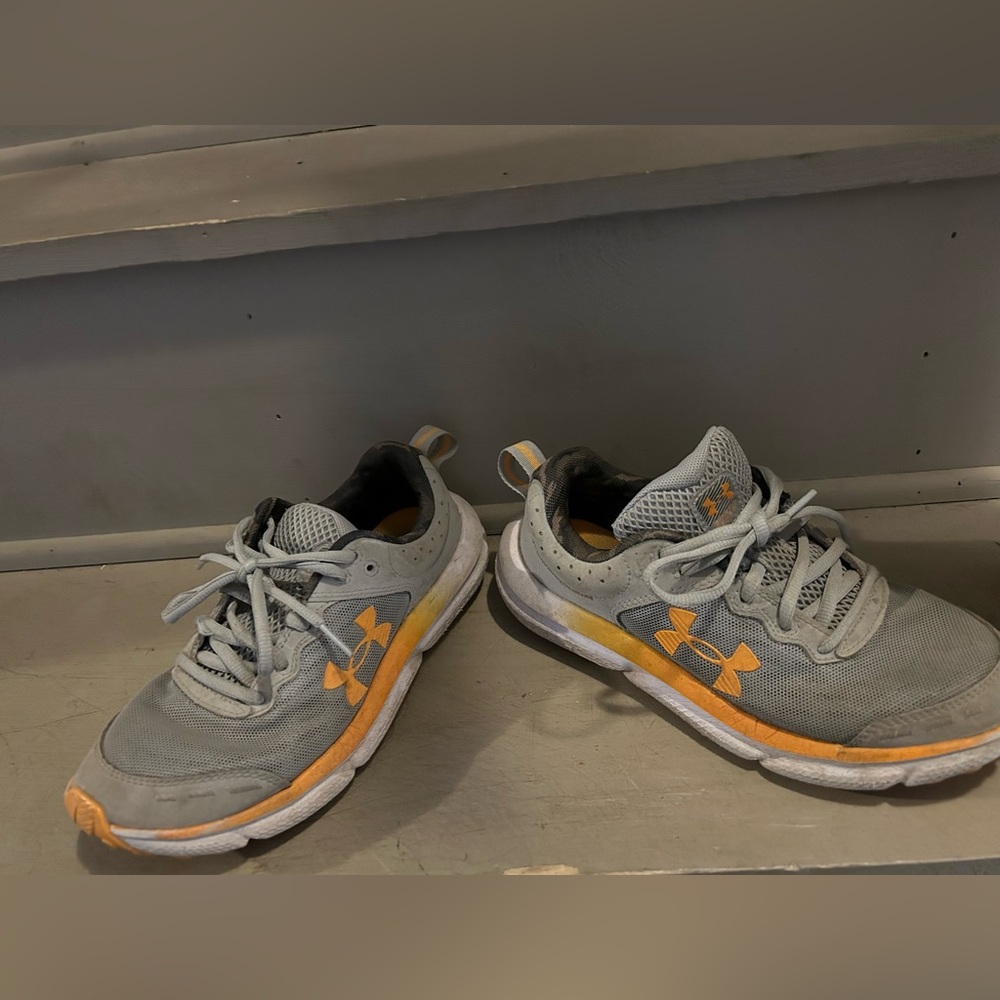 Under Armour UA Kids Gray and Orange Shoes sneakers boys 4.5